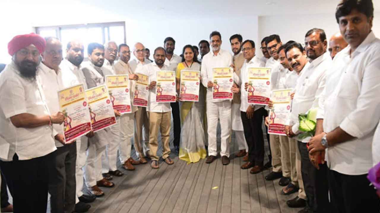  Telangana : Mlc Kavitha Unveils London Bonalu Poster-TeluguStop.com