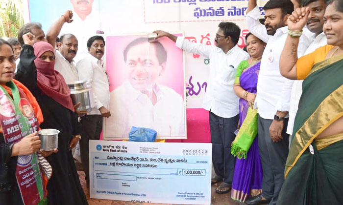 Cm Kcrs Portraits Are Showered With Milk , Cm Kcr , Puvvada Ajay Kumar , Telang Cm Kcrs Portraits Are Showered With Milk , Cm Kcr , Puvvada Ajay Kumar , Telang-TeluguStop.com