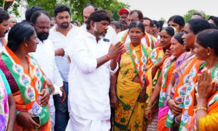  Huge Joins In Congress In People March Padyatra...! Cheviti Venkanna Yadav , Bh-TeluguStop.com