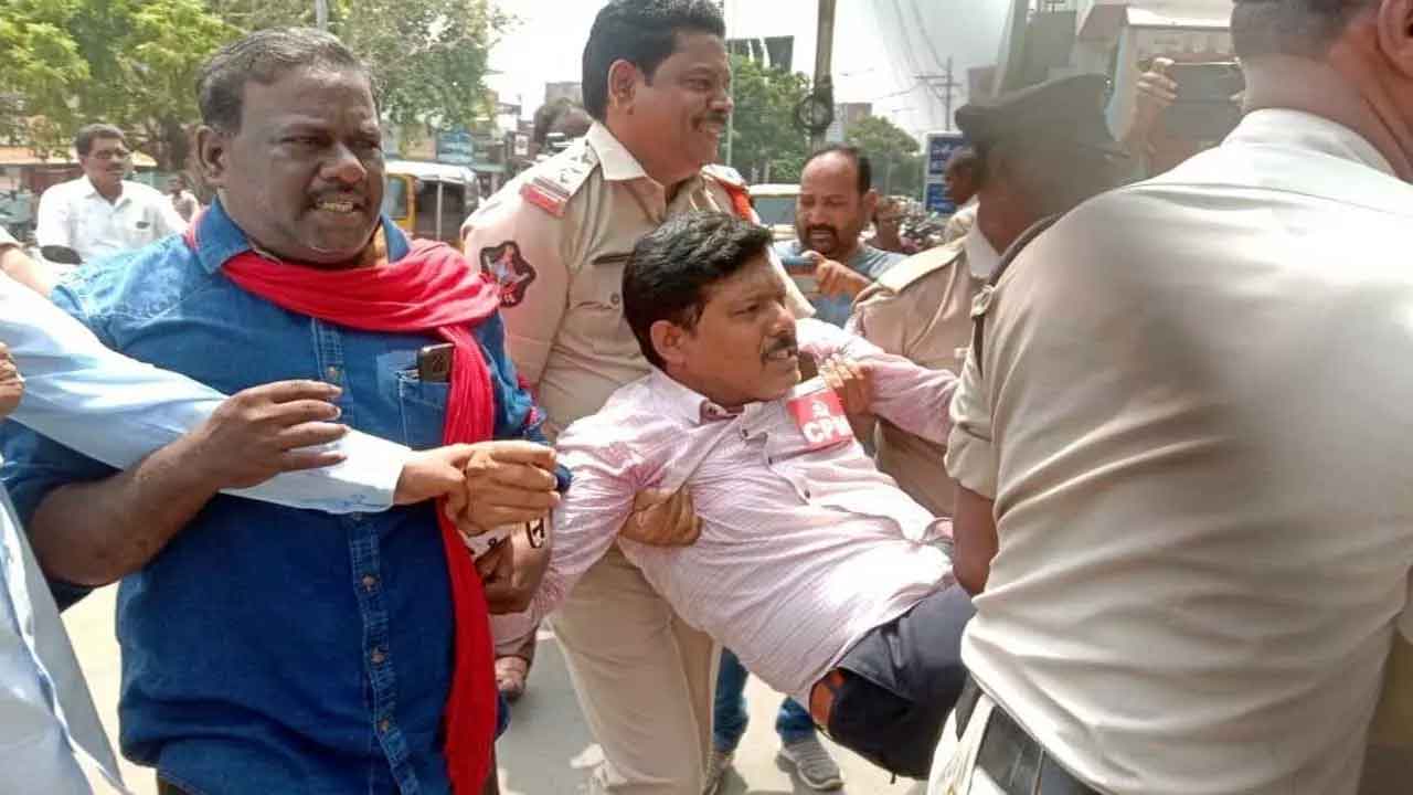 Andhra Pradesh : Police Arrest Dalit Leaders In Rajamahendravaram Andhra Pradesh : Police Arrest Dalit Leaders In Rajamahendravaram-TeluguStop.com