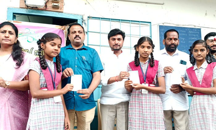  Distribution Of Free Bus Passes To Students , Free Bus Passes, Students-TeluguStop.com