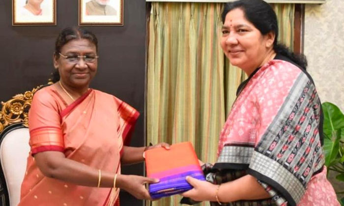  Minister Satyavati Rathore Presented A Special Gift To President Draupadi Murmu-TeluguStop.com