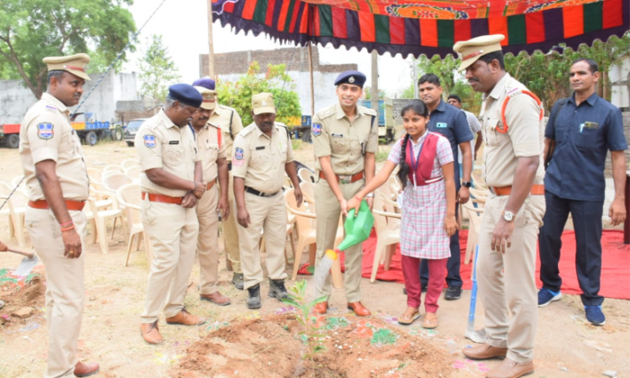  Everyone Should Come Forward To Plant Saplings For Environmental Protection Sp A-TeluguStop.com