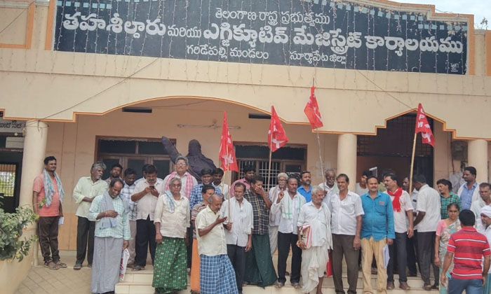  Kcr's Promise Of Loan Waiver To Farmers Should Be Implemented Farmers , Crop Lo-TeluguStop.com