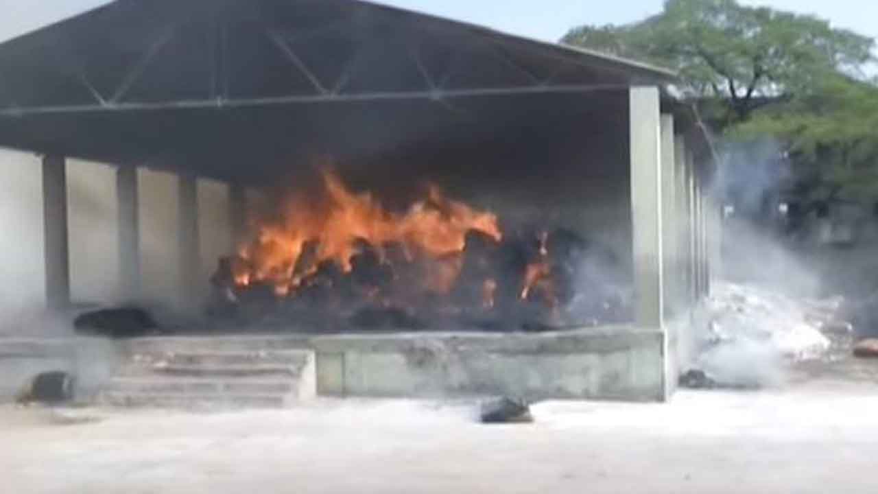  Telangana : Huge Fire Accident At Khammam Agricultural Market-TeluguStop.com