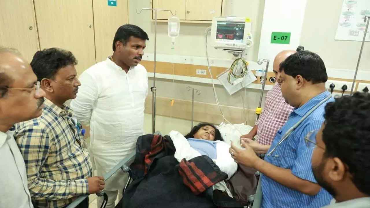  Andhra Pradesh : Minister Amarnath Interacts With Train Accident Victims-TeluguStop.com