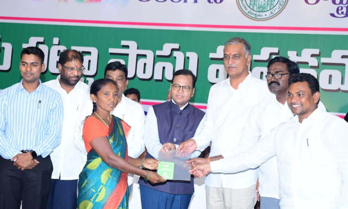  Ministers Harish Rao And Puvvada Distributed The Land Titles.-TeluguStop.com