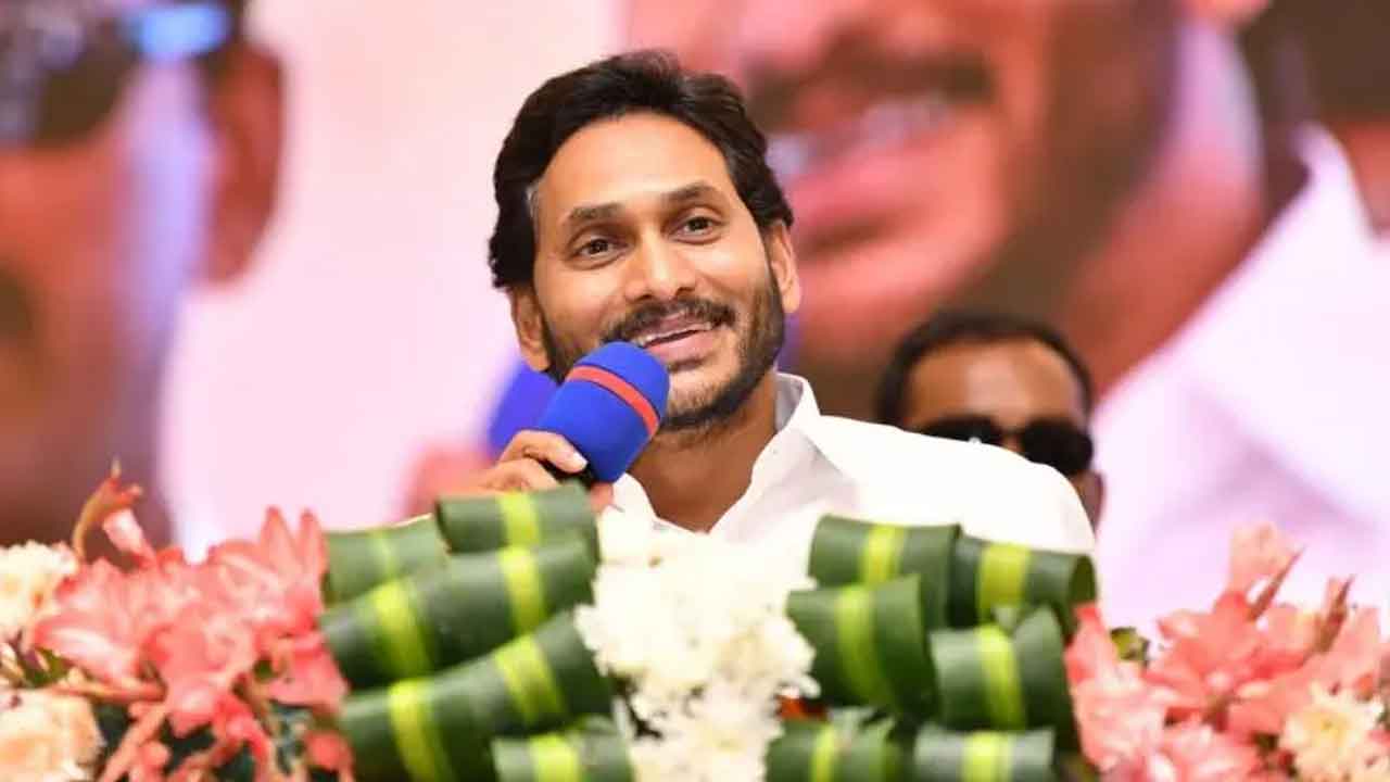  Andhra Pradesh : Cm Jagan Distributes Jvk Education Kits To 43 Lakh Students-TeluguStop.com