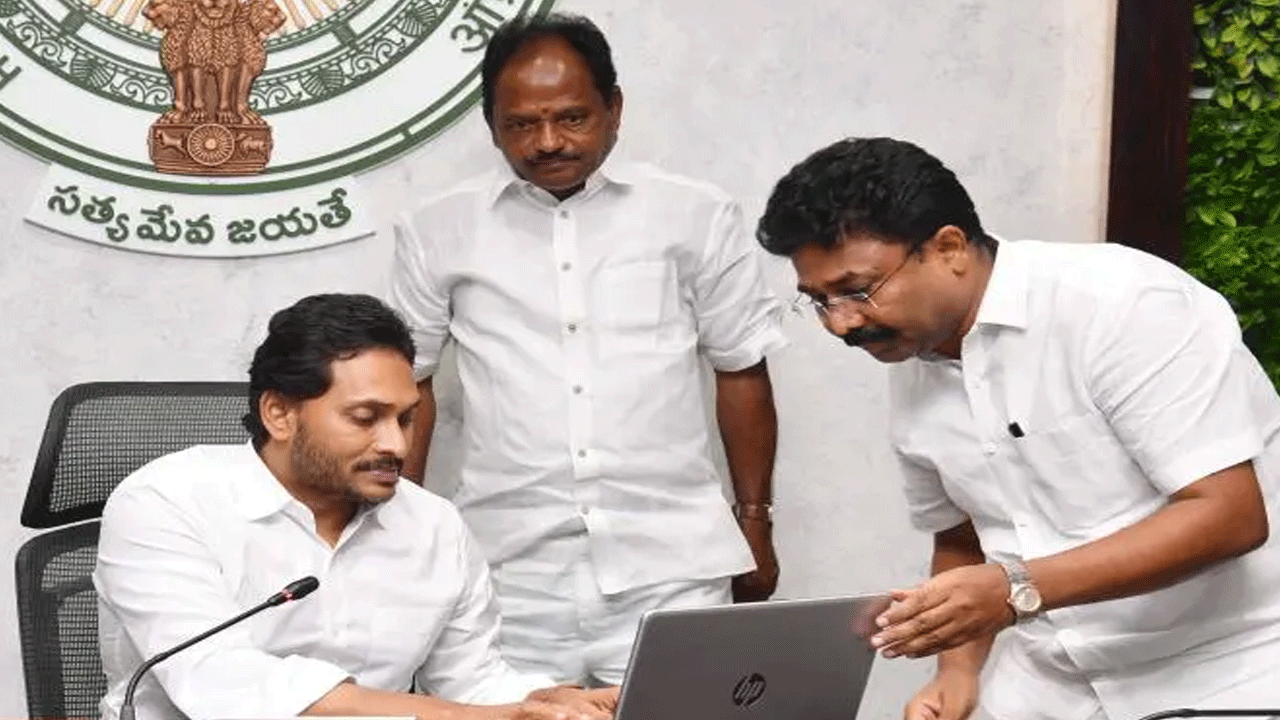  Cm Jagan Launches Jagananna Suraksha Program To Provide Welfare Schemes For All-TeluguStop.com