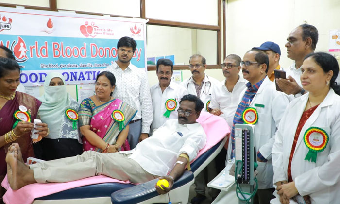  Today On The Occasion Of World Blood Donors Day Minister Puvvada Blood Donation.-TeluguStop.com
