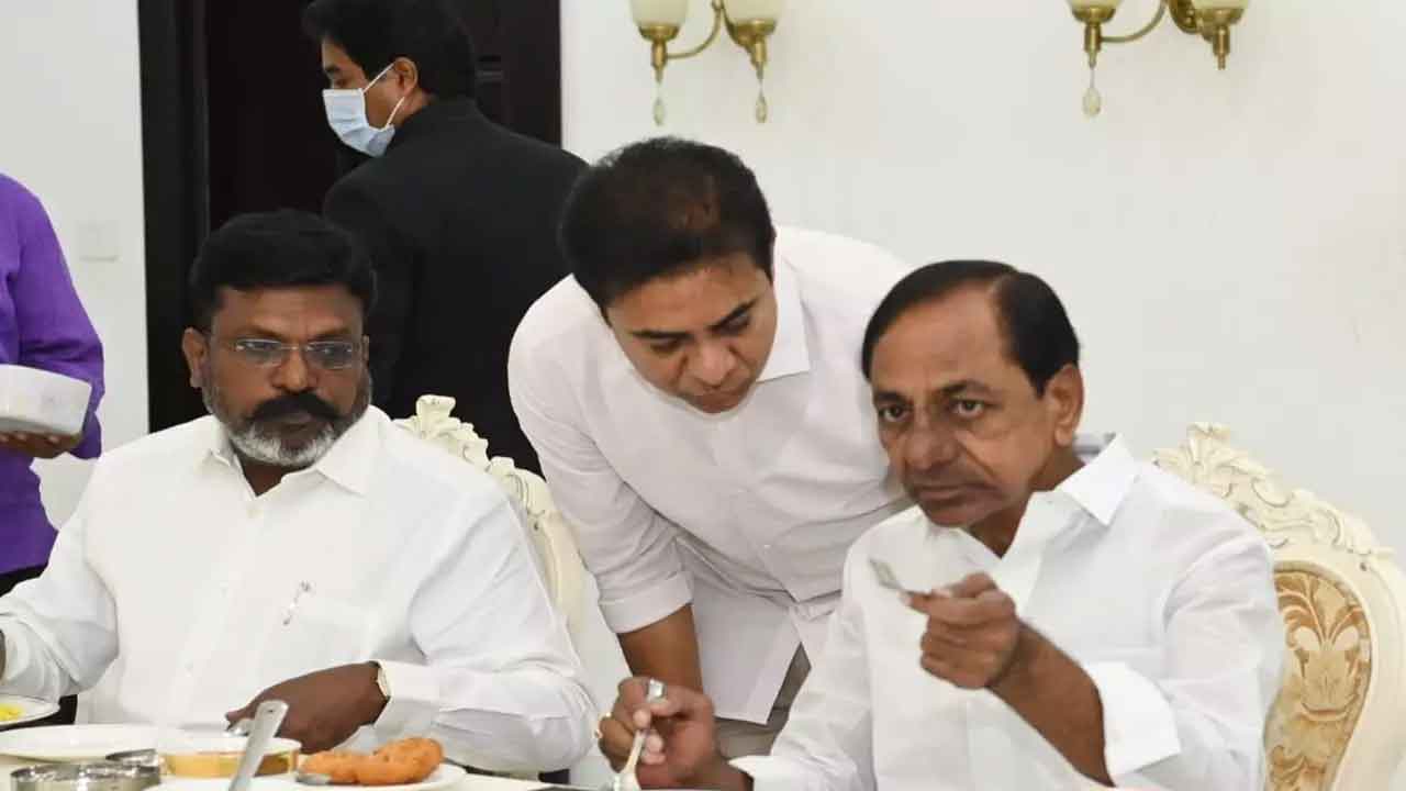  Telangana : Kcr Keeps A Check On Exodus Of Brs Leaders Into Congress-TeluguStop.com