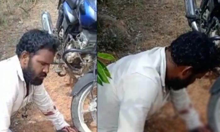  Karnataka Man Slits Throat Drinks His Blood Over Affair With Wife Details, Karna-TeluguStop.com