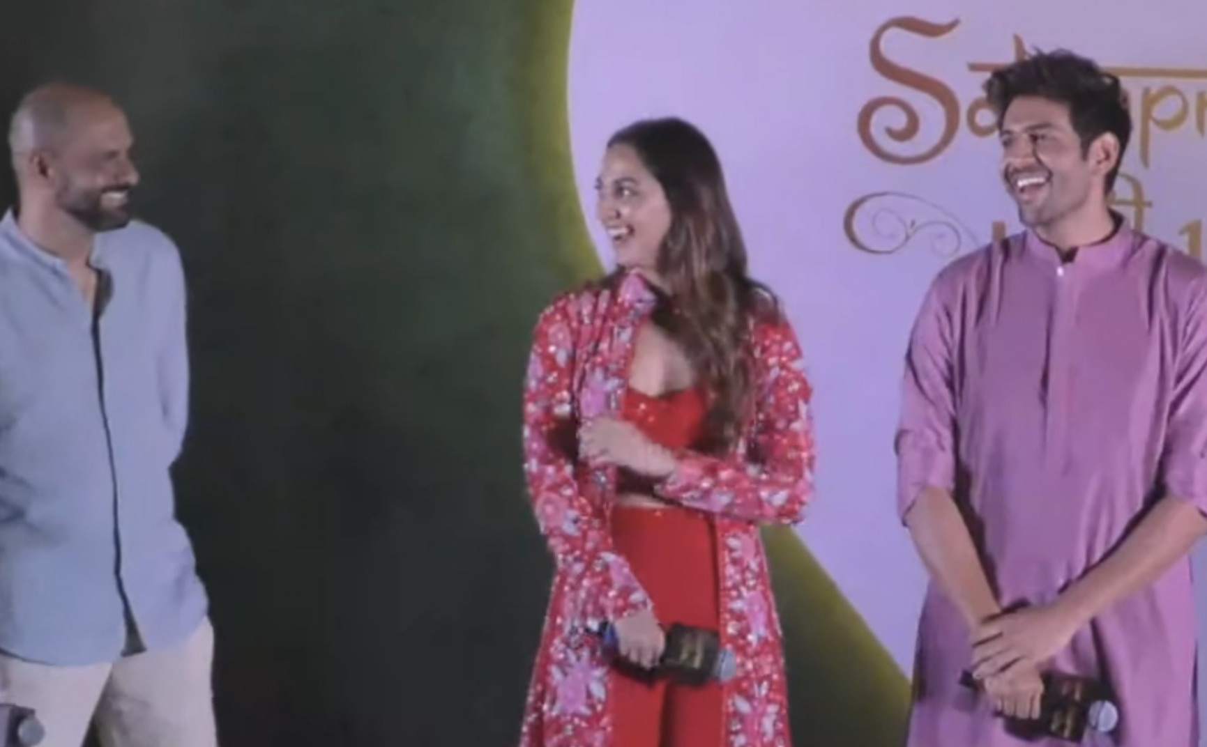  Kartik Aaryan’s Chivalrous Gesture Towards Kiara Impresses Fans During Fil-TeluguStop.com