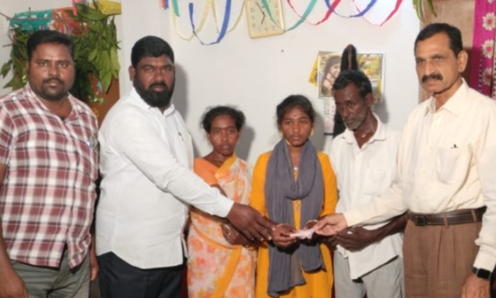 Mp Vaddiraju Financial Assistance To Newly Wed Poor Girl,mp Vaddiraju ,financial Mp Vaddiraju Financial Assistance To Newly Wed Poor Girl,mp Vaddiraju ,financial-TeluguStop.com