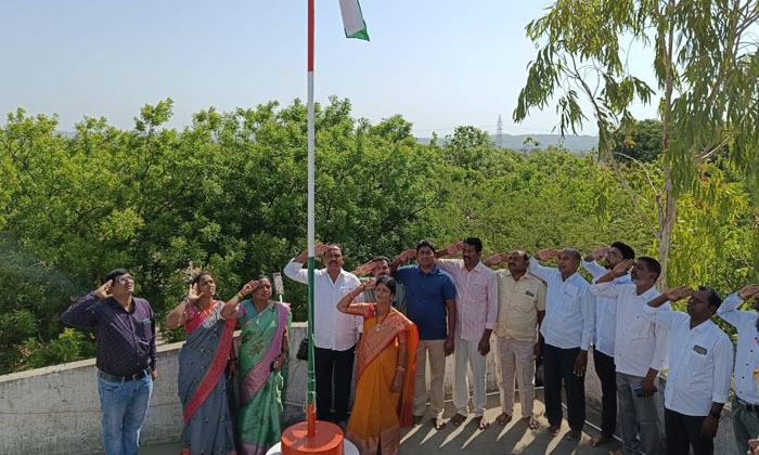  Mpp Pilli Renuka Kishan Hoisted The National Flag On The Occasion Of Rural Prog-TeluguStop.com