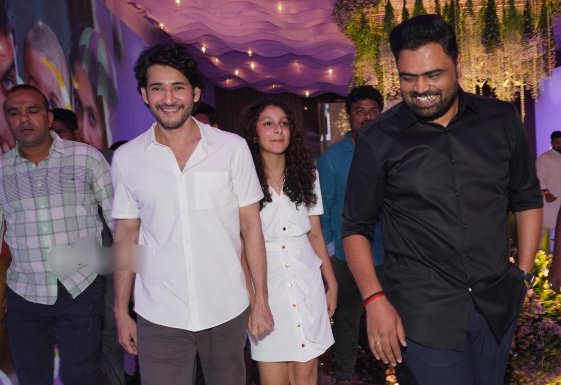 Mahesh Babu And Sitara Steal The Show In Matching White Outfits At Dil Raju̵-TeluguStop.com