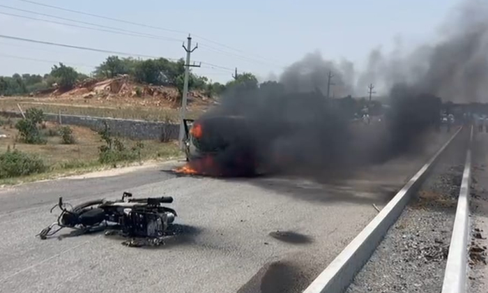  One Person Died In A Serious Road Accident In Yadadri District , Yadadri Distric-TeluguStop.com