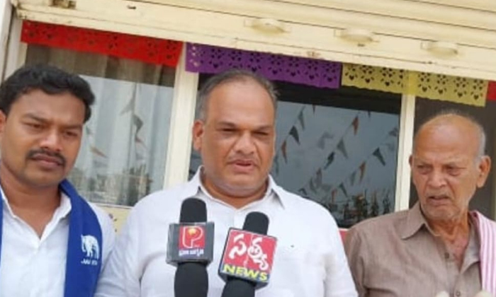  Officials Who Don't Care About The Seizure Of Dalit Land Pendem Dhanunjay Neta ,-TeluguStop.com