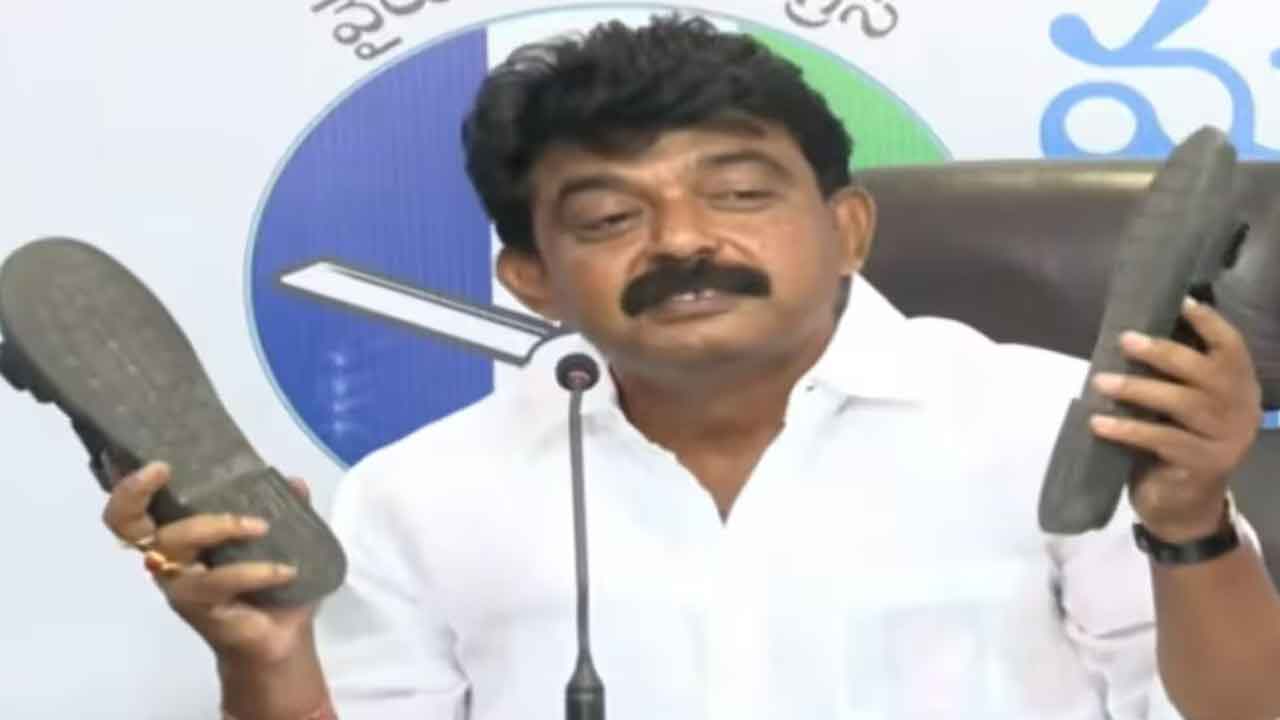 Andhra Pradesh : Perni Nani Warns Pawan Kalyan Showing Chappals Andhra Pradesh : Perni Nani Warns Pawan Kalyan Showing Chappals-TeluguStop.com