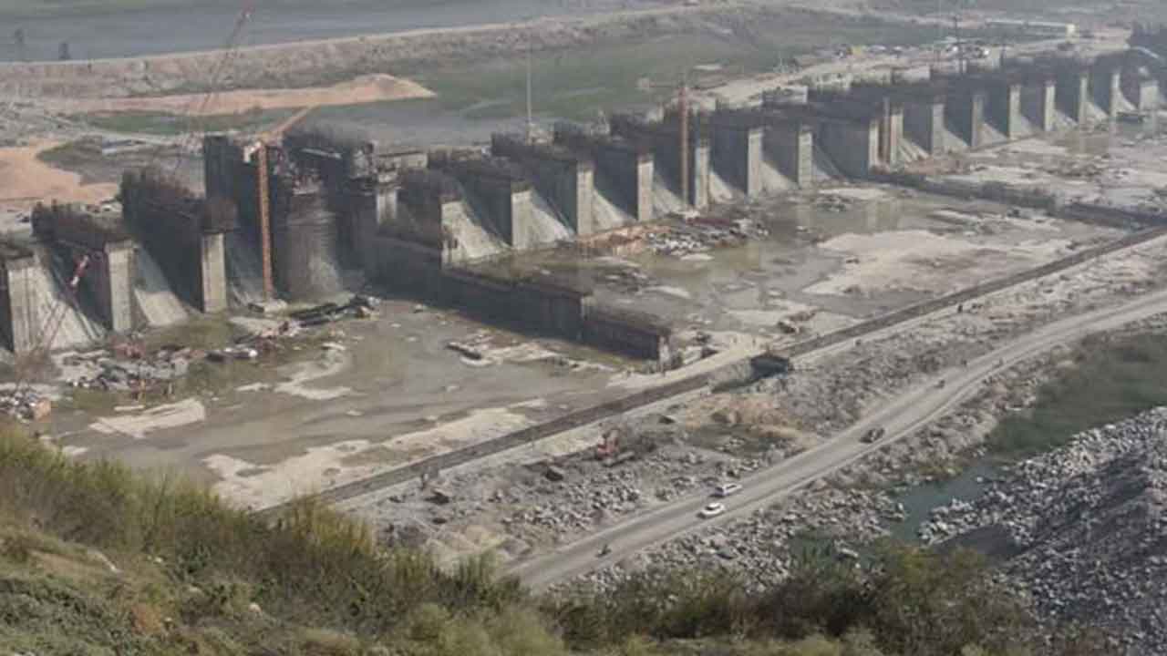  Polavaram Spillway Retaining Wall Tilts Towards Project Site-TeluguStop.com