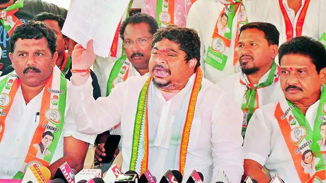  Cm Kcr Secretly Helping Bandi Sanjay To Defeat Etala : Telangana Congress-TeluguStop.com