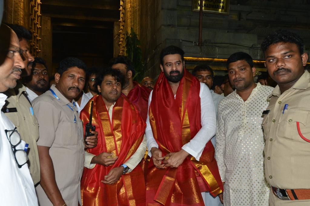  Prabhas Seeks Blessings At Tirupati Temple Ahead Of Adipurush Pre-release Event-TeluguStop.com