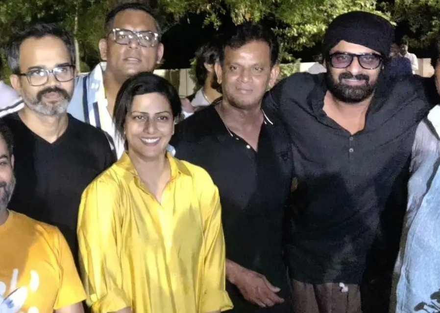  Filmmaker Prashanth Neel Celebrates Birthday On Salaar Set With Prabhas, Pics Go-TeluguStop.com
