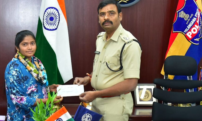  Financial Assistance To Surrendered Maoist Jyothi , Rajanna Sirisilla , L Sub-TeluguStop.com