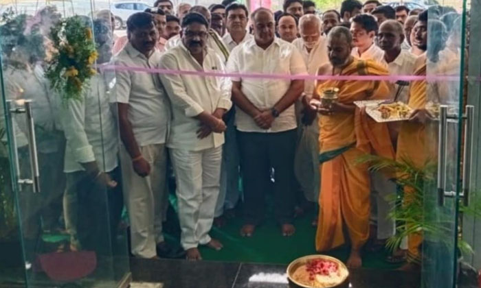  Chalmeda Lakshminarasimha Rao Is More Approachable To The People-TeluguStop.com