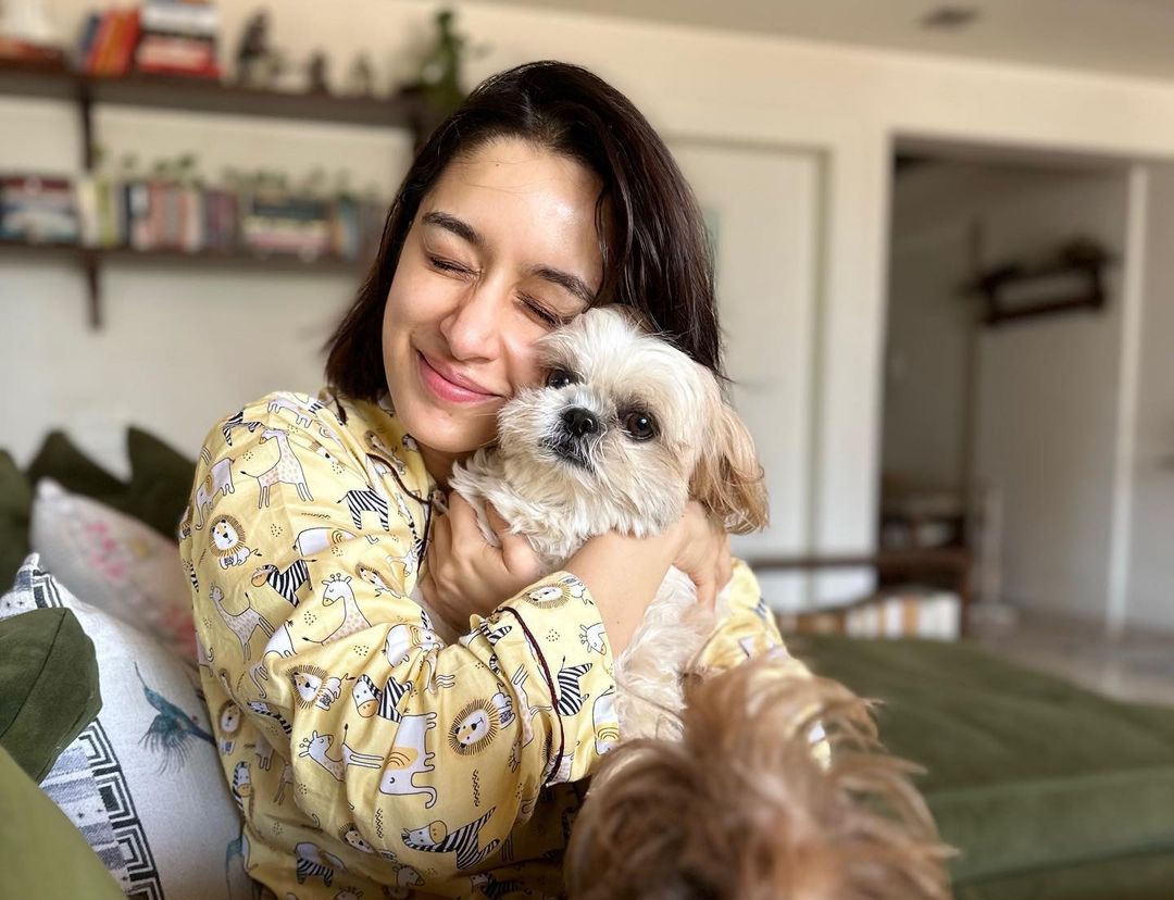  Shraddha Kapoor’s Relaxing Sunday At Home: A Glimpse Into Her Serene Day-TeluguStop.com