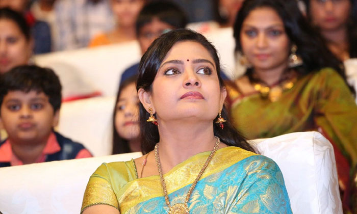  Jabardast Judge Indraja Cried On Stage ,indraja, Jabardasth, Sridevi Drama Comp-TeluguStop.com
