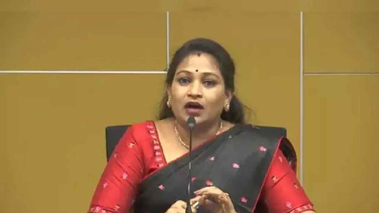  Tdp Mahila President Takes Potshots At Ycp Over Manifesto-TeluguStop.com