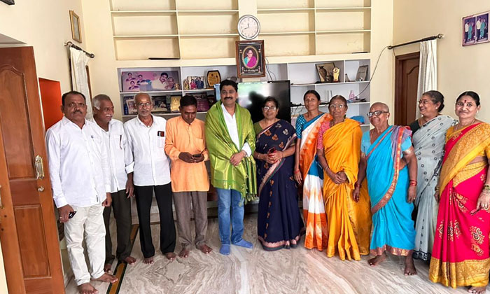  Nri Thota Ram Kumar Donates One Lakh Rupees For The Construction Of Gayatri Mata-TeluguStop.com