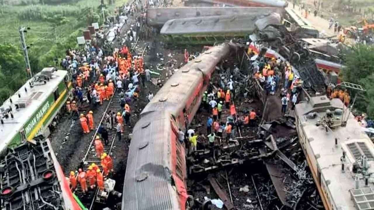  Odisha Train Crash : More Than 100 Passengers From Ap Presumed Dead-TeluguStop.com