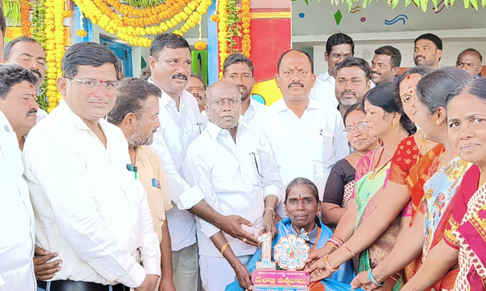  Tribute To Boppapur Village Sanitation Workers, Sanitation Workers,boppapur Vill-TeluguStop.com