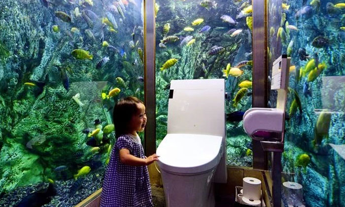  Japan Built A Toilet Inside An Aquarium Viral, Under Water, Toilet, Constructio-TeluguStop.com