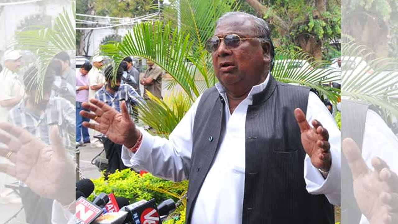  Telangana Farmers Are Being Handcuffed In Kcr Govt Says Vh-TeluguStop.com