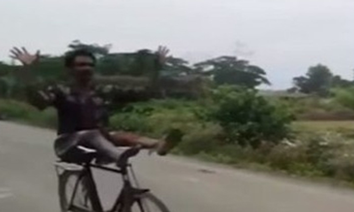  Viral Cyclist's Stunt Failed Miserably That's Why Extras , Over Action, Viral La-TeluguStop.com