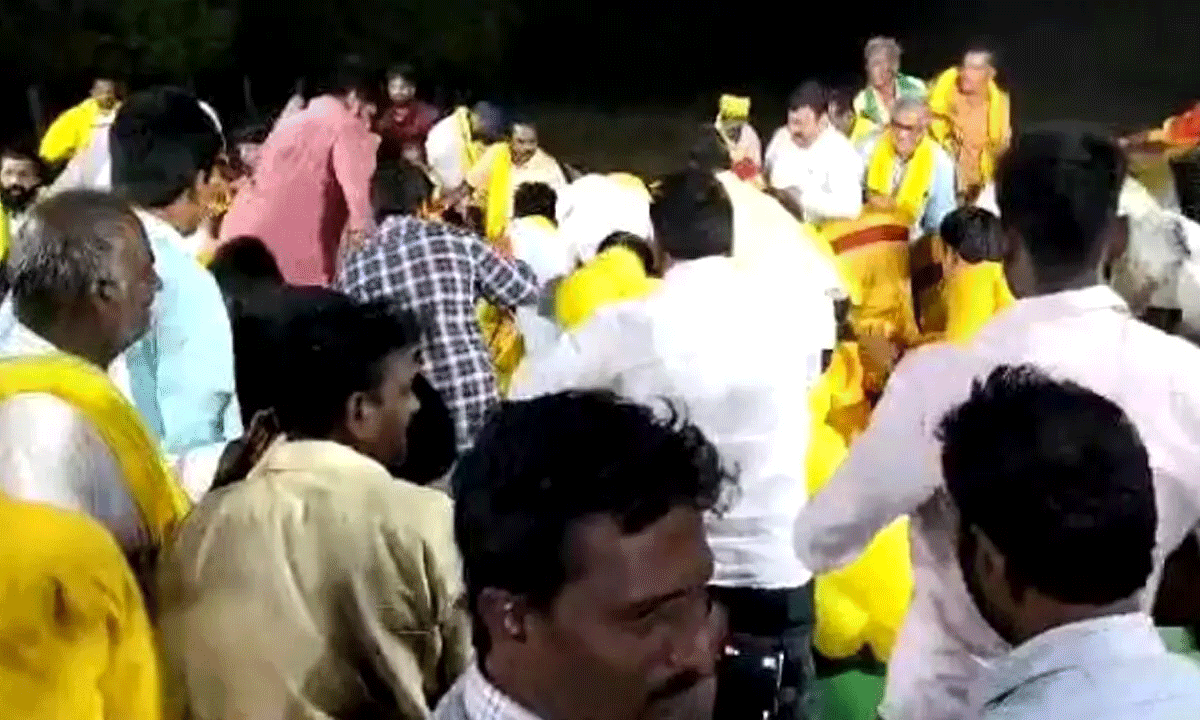  Andhra Pradesh : Tdp Leaders Fall As Dias Collapses Due To Winds In Eluru-TeluguStop.com