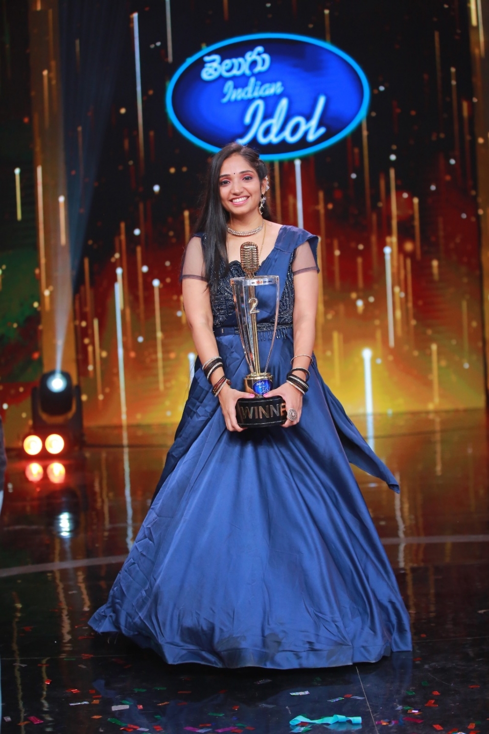  Allu Arjun Crowns Soujanya As Winner Of Telugu Indian Idol 2-TeluguStop.com