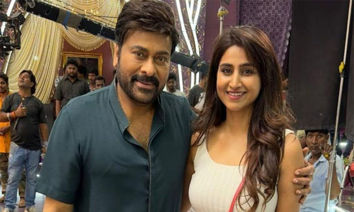  Anchor Varshini In Bhola Shankar Movie Sets Poses With Chiranjeevi-TeluguStop.com