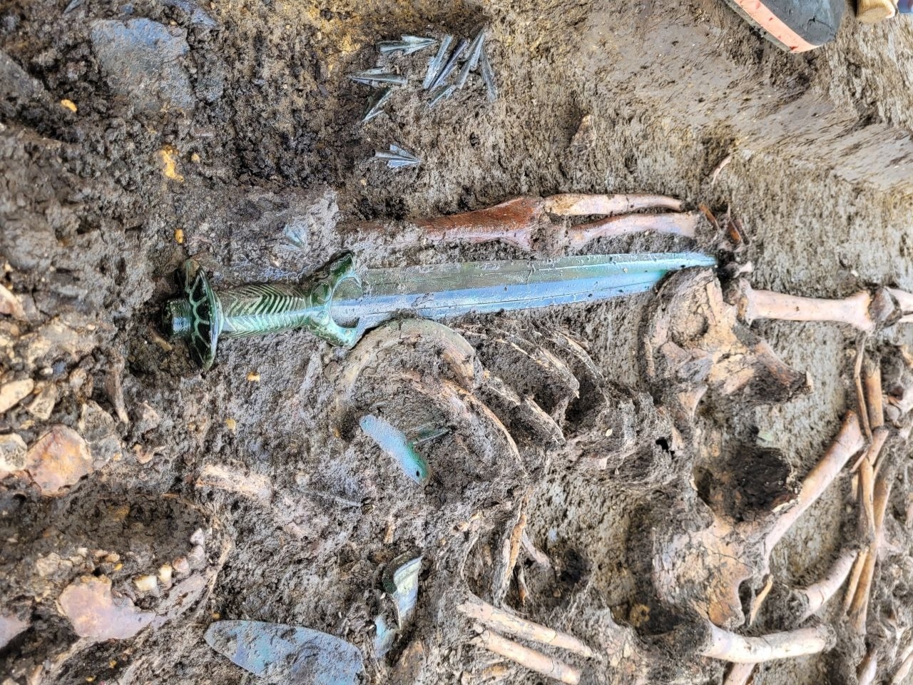  Ancient, Well-preserved Bronze Sword Found In Germany-TeluguStop.com
