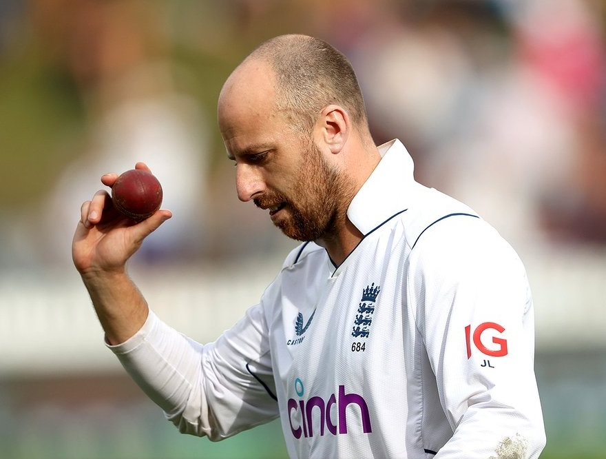  Ashes Series: Spinner Jack Leach Ruled Out With Low-back Stress Fracture-TeluguStop.com
