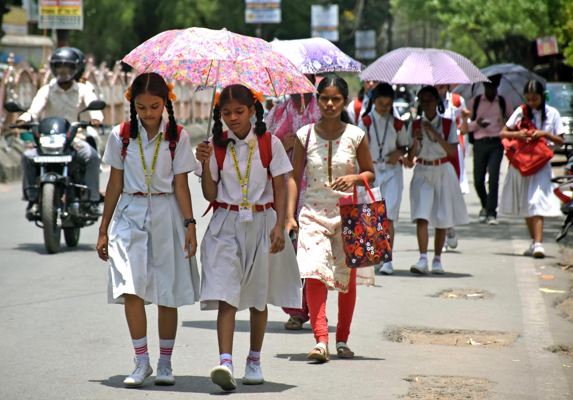  Assam: Students Faint Due To Heatwave; Authorities Asked To Advance School Timin-TeluguStop.com