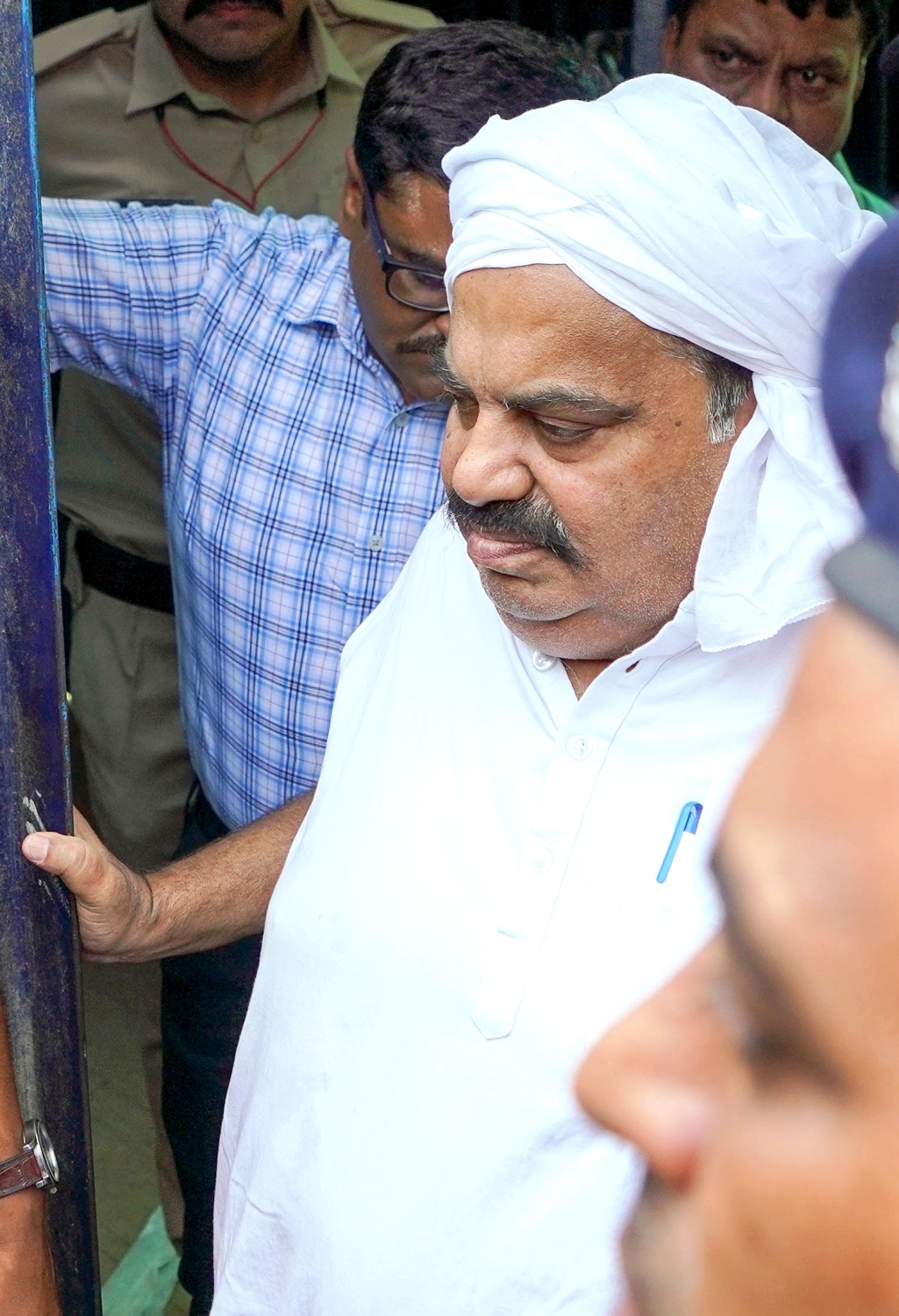  Atiq's Aide Helps Police Recover Weapons-TeluguStop.com