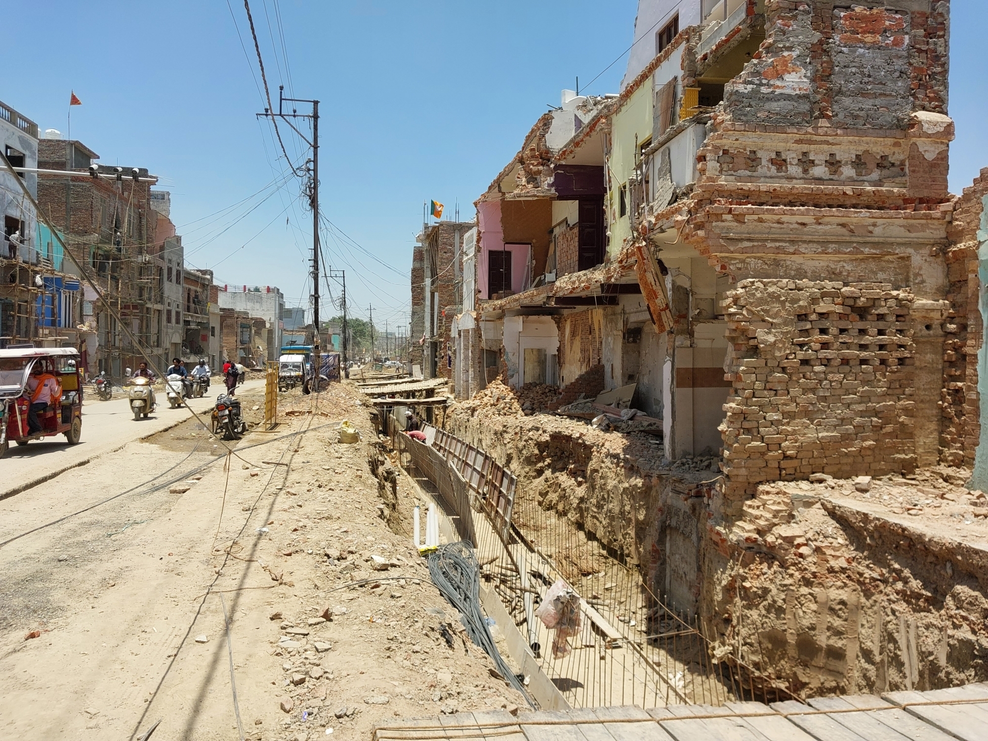  Ayodhya Residents Bear Dust And Discomfort For A Promising Future-TeluguStop.com