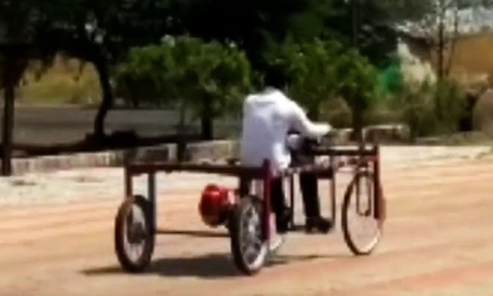  He Turned The Bed Into A Vehicle.. Hats Off To His Intelligence..! ,  Bed ,-TeluguStop.com