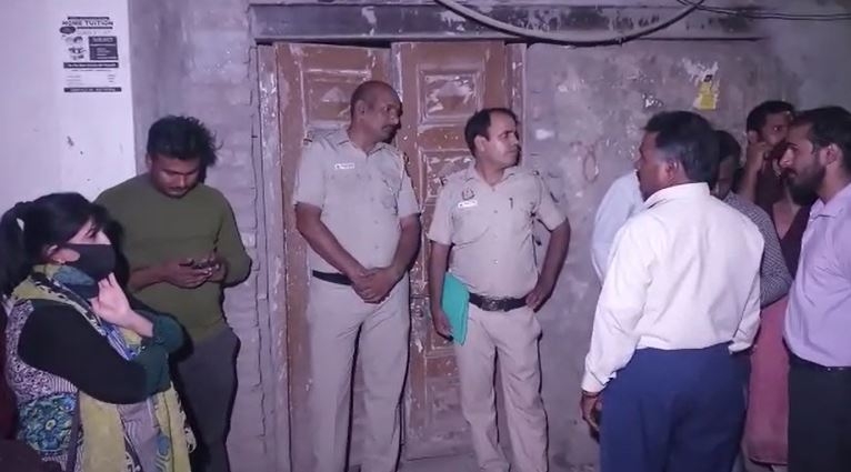 Bodies Of Two Siblings Found Inside Wooden Box At A House In Delhi-TeluguStop.com