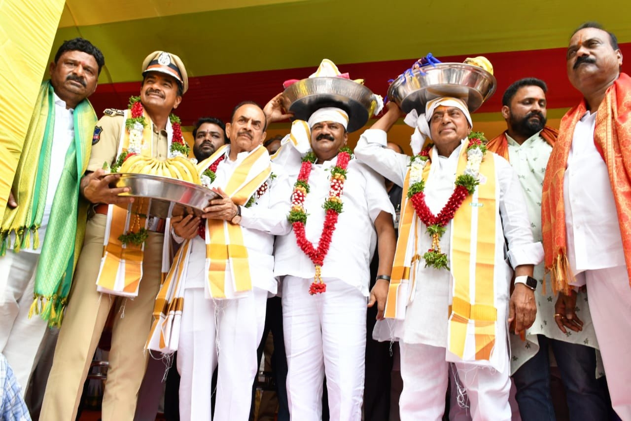  Bonalu Festival Begins Amid Fanfare In Hyderabad-TeluguStop.com