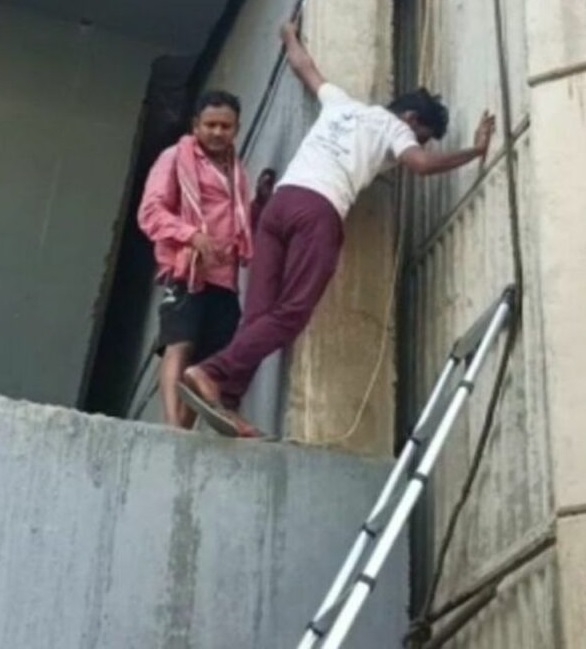  Boy, Trapped In Pillar Cavity On Bihar Bridge, Rescued-TeluguStop.com